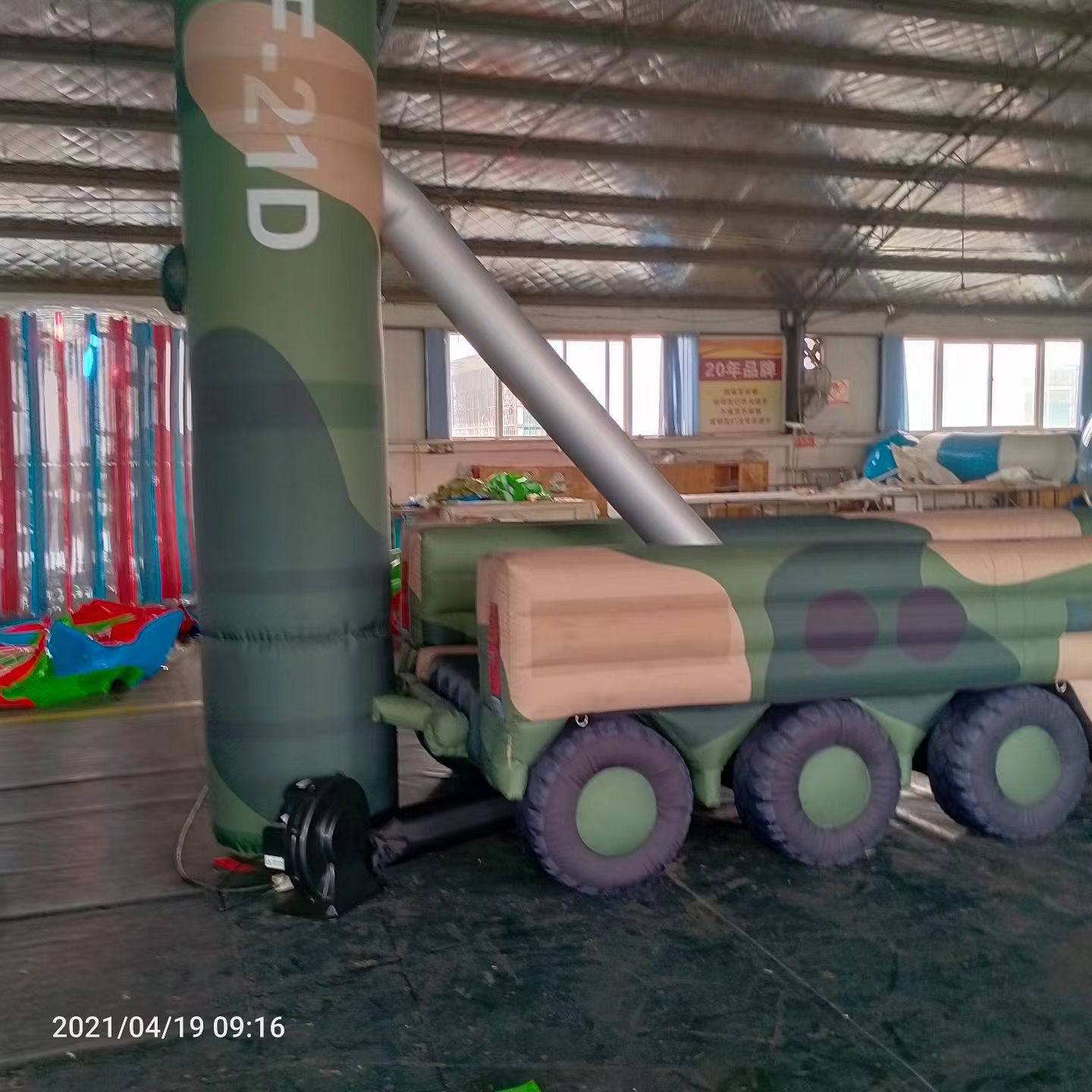 德安军事演习中的充气目标车辆：模拟发射车雷达车坦克飞机